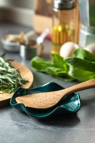 Miamolo compact spoon rest fits on countertops while keeping utensils organized.