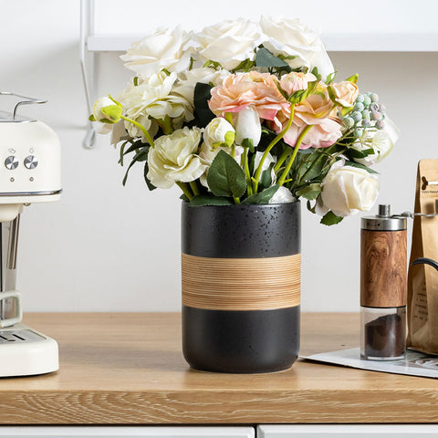 Miamolo portable ceramic jar ideal for picnics and outdoor meals.