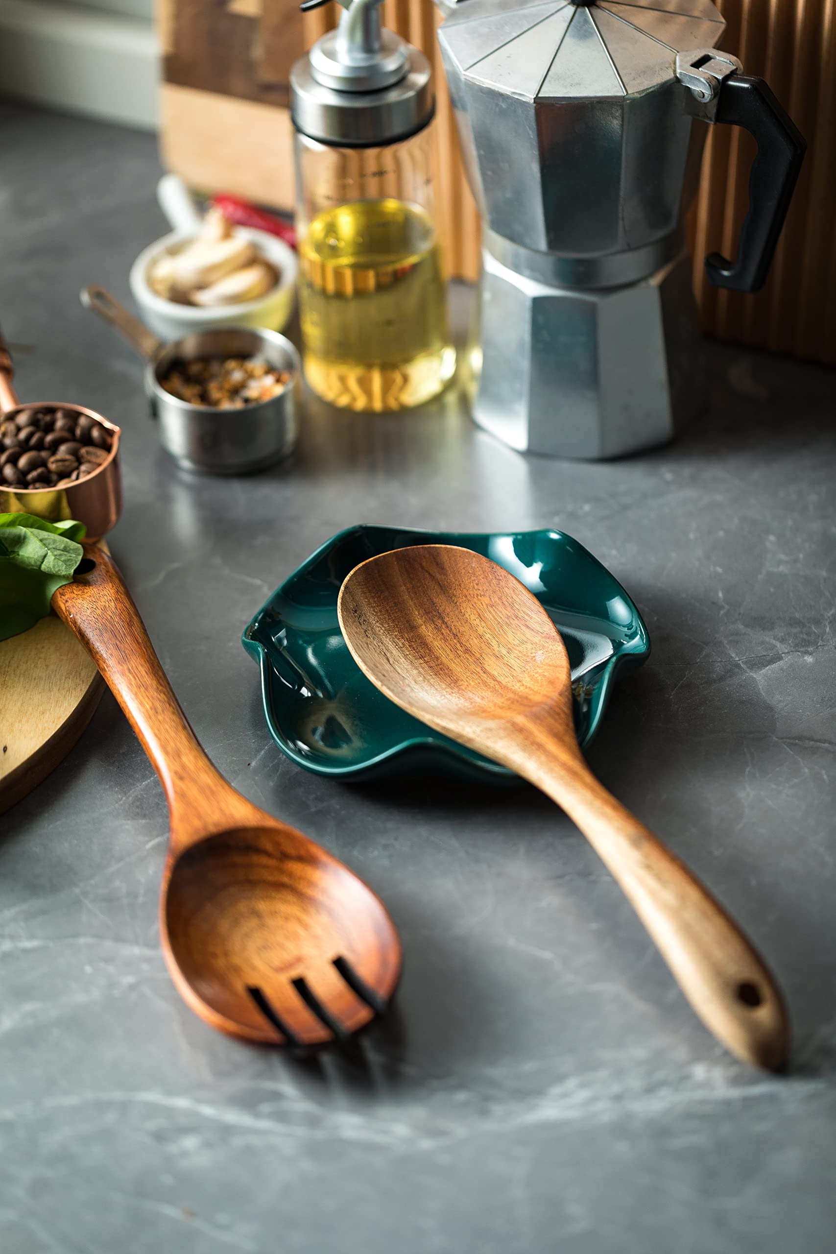 Miamolo spoon holder featuring a flower shape and pleated edge prevents spills.