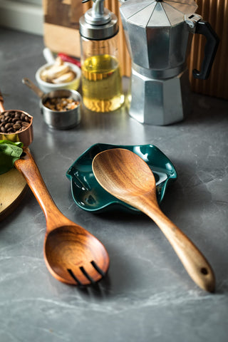 Miamolo spoon holder featuring a flower shape and pleated edge prevents spills.