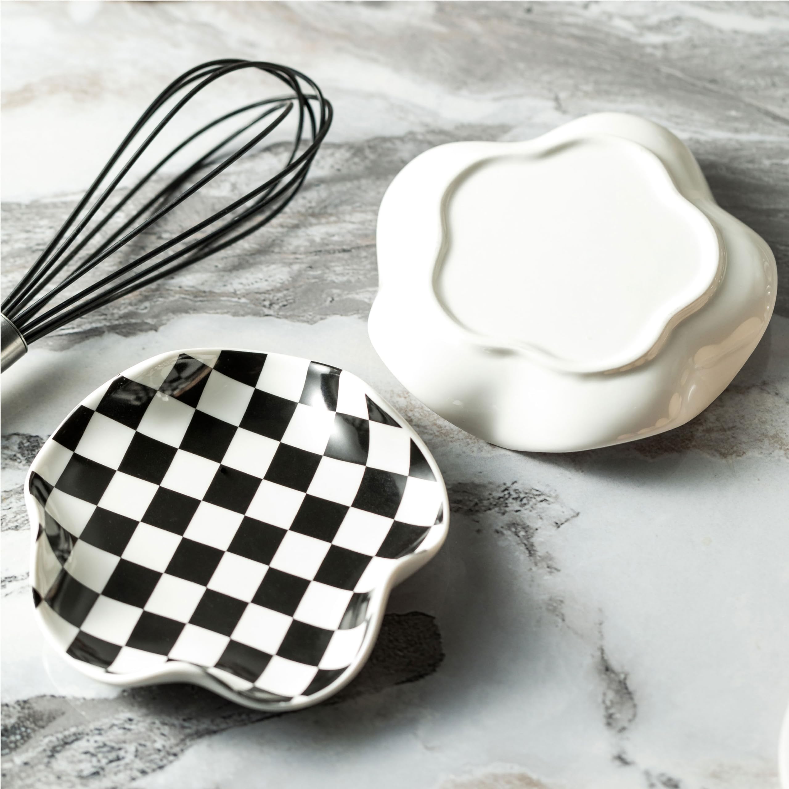 Miamolo spoon rest dishwasher-safe feature eases post-meal cleanup.