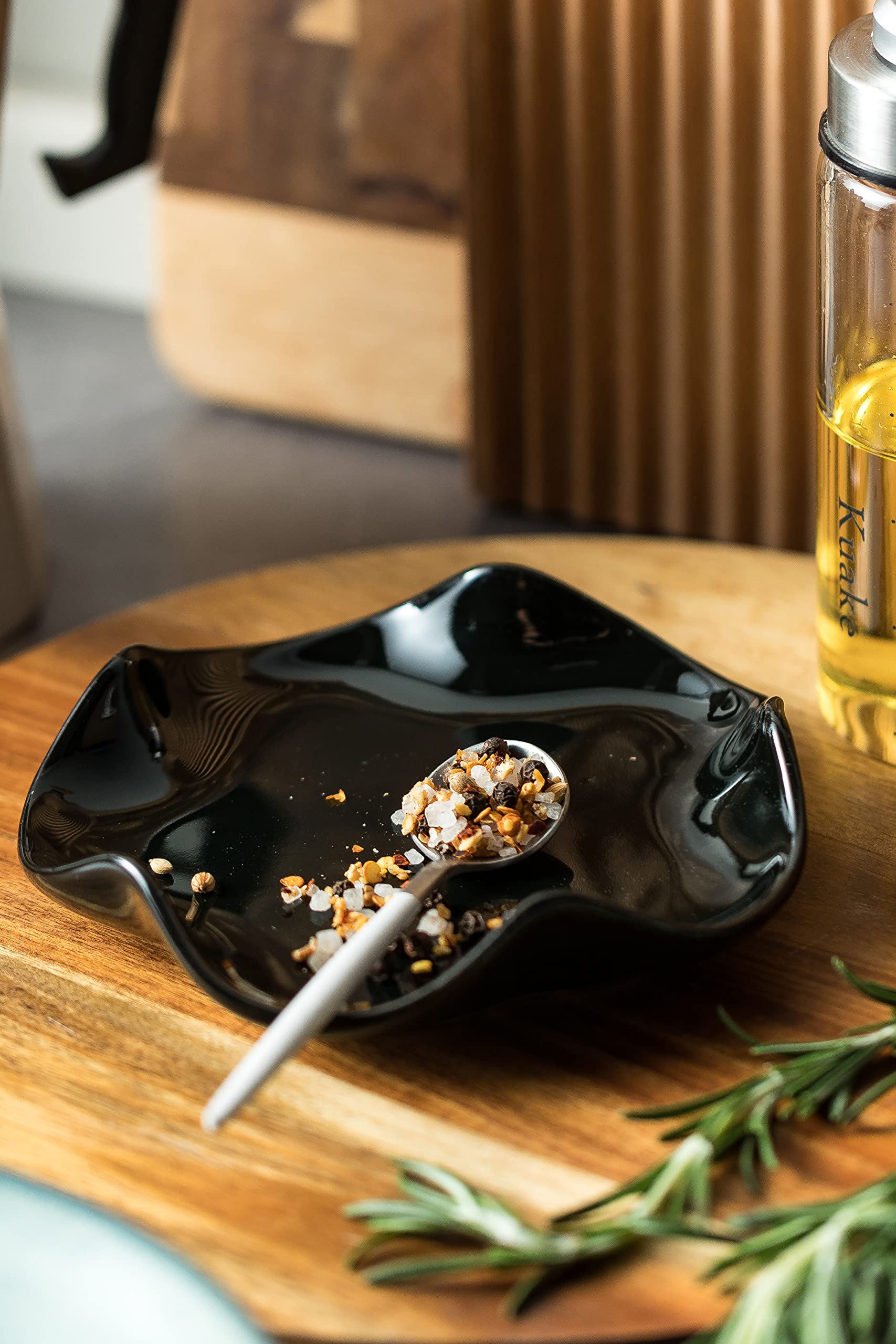 Miamolo easy-clean glaze makes quick cleanup after cooking simple.