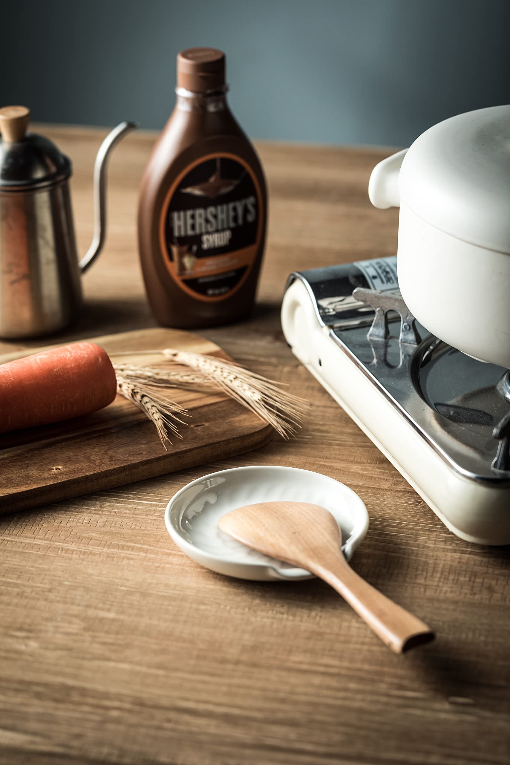 Miamolo spoon rest on counter with 5.3-inch footprint