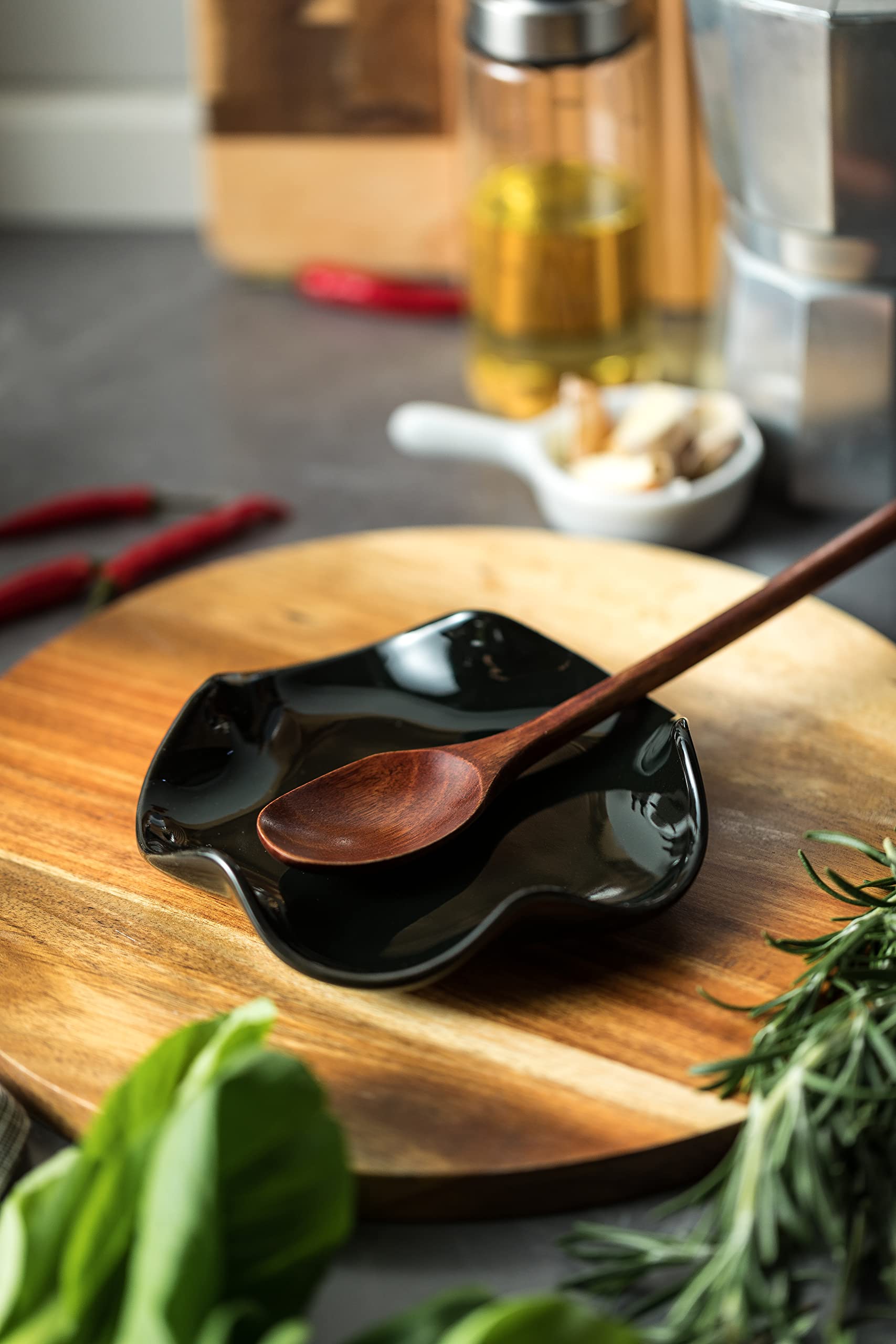 Miamolo black spoon rest makes a gift-worthy addition for home cooks.