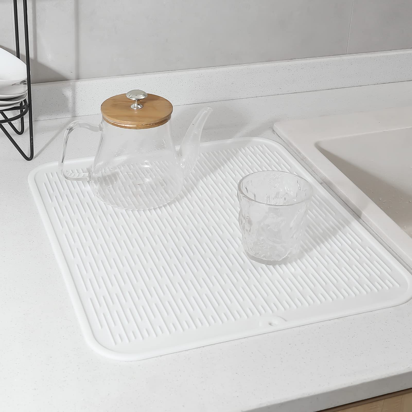 MicoYang silicone mat is easy to rinse and clean under running water.