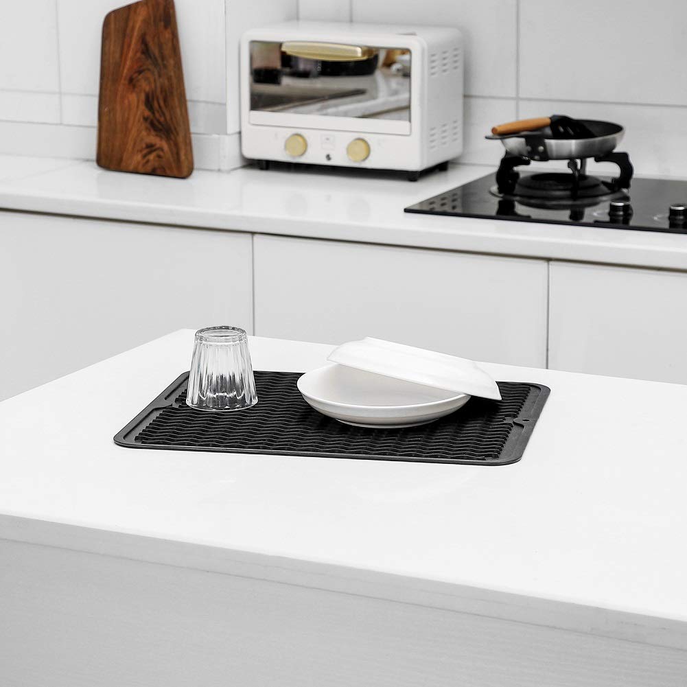 MicoYang non-slip mat keeps pet bowls stable during mealtime.