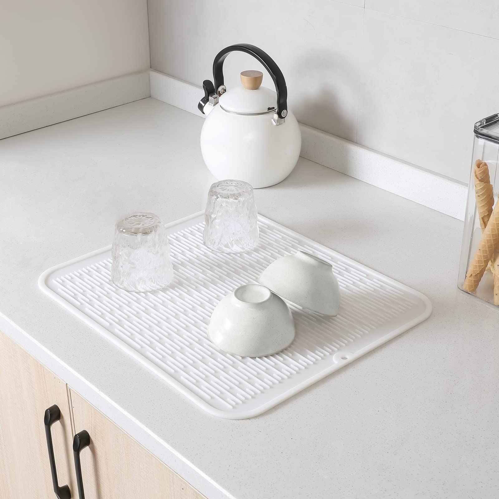 MicoYang silicone mat doubles as a non-slip pet food mat.