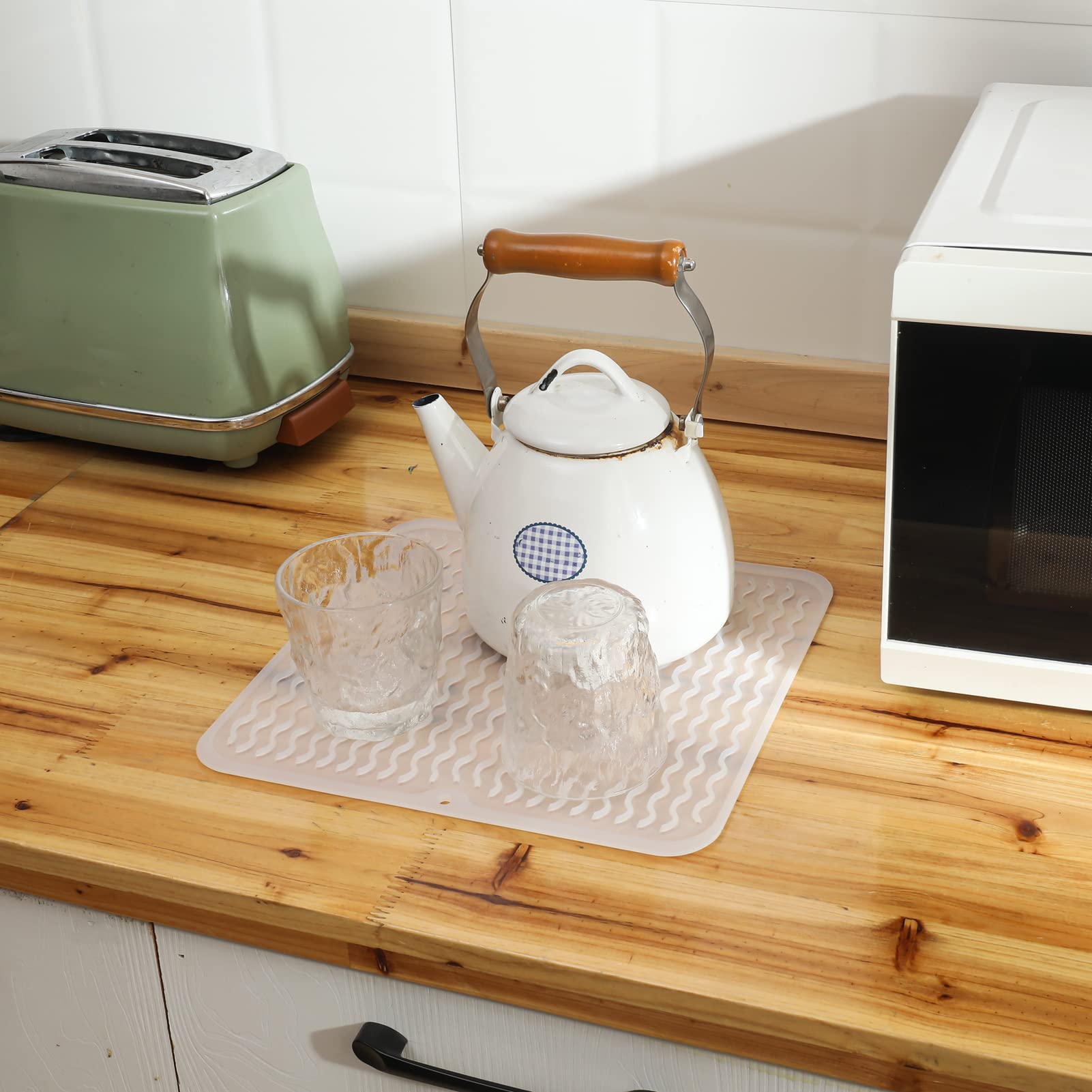 MicoYang silicone drying mat folds for space-saving storage.