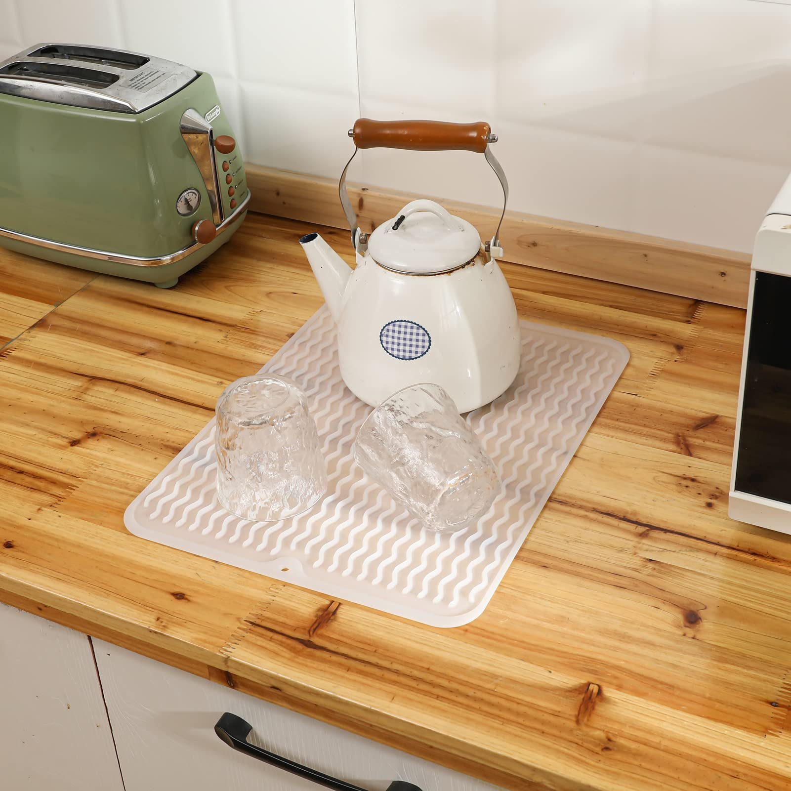 MicoYang non-slip surface doubles as a pet feeding mat.