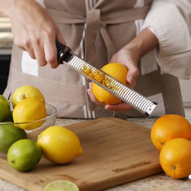Microplane Premium Classic with eggplant-purple handle, ergonomic grip for cheese, citrus, and chocolate