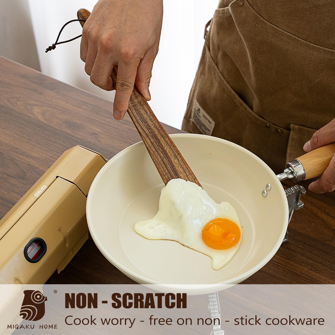 Migaku Home acacia spatula serves salads with a smooth grip