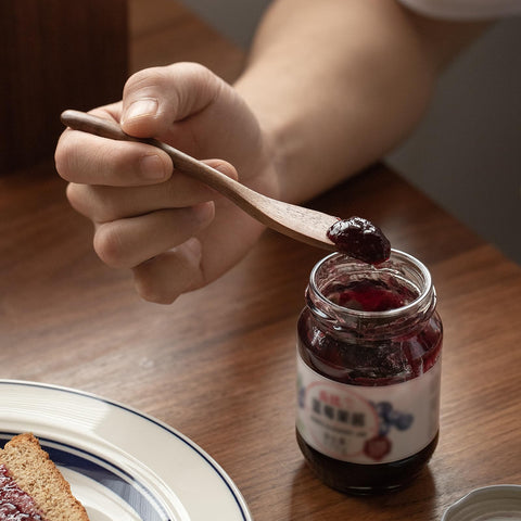 MIGAKU HOME butter knife for jam shows smooth cream cheese spreading and prep.