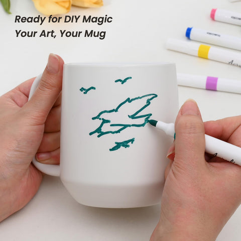 Miicol mug features grooved insulation to reduce heat loss.