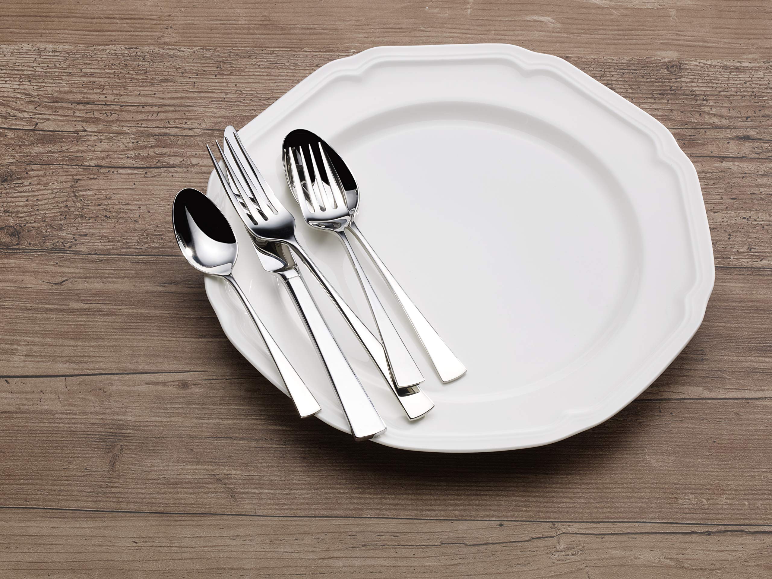 Mikasa Lucia dinner knife with sleek profile for comfortable cutting.
