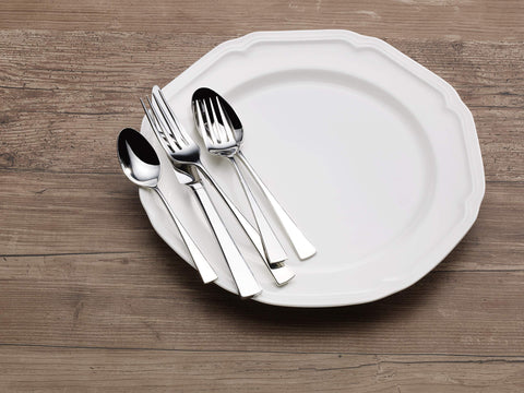 Mikasa Lucia dinner knife with sleek profile for comfortable cutting.