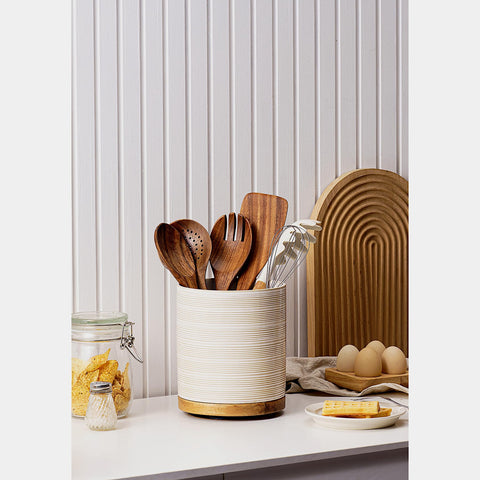 Durable Arctic White ceramic with a stable base reduces tipping during cooking.