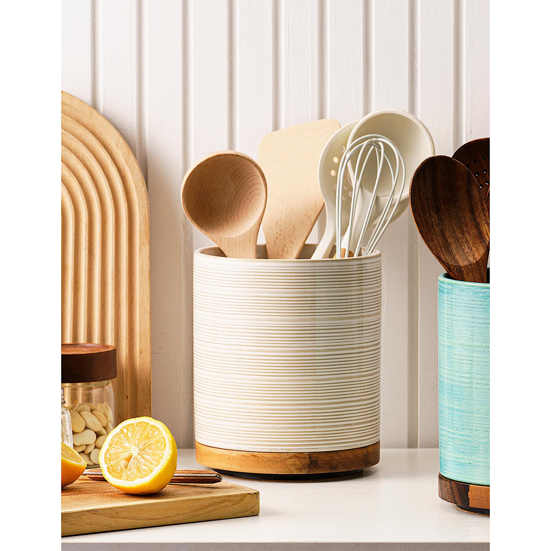 Close-up of the rotatable wooden base supporting the MIKIGEY holder.