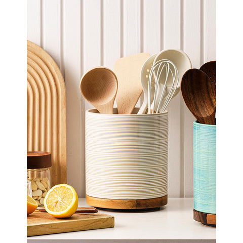 Close-up of the rotatable wooden base supporting the MIKIGEY holder.