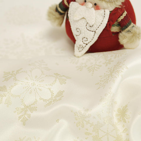 MikiUp wrinkle-resistant polyester fabric keeps a neat holiday setting