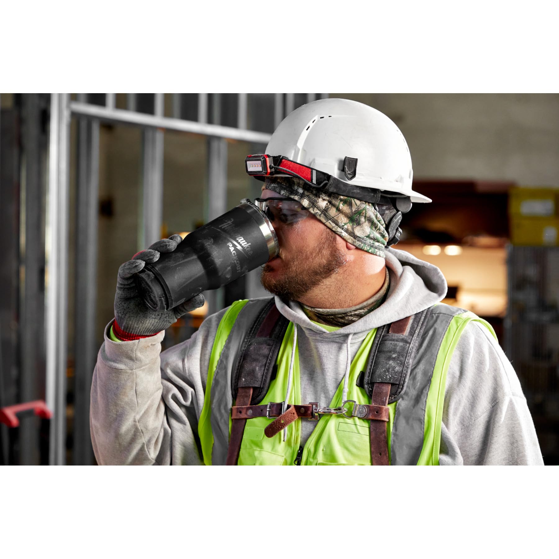 Milwaukee Packout insulated tumbler 30oz capacity suits large beverages and all-day use
