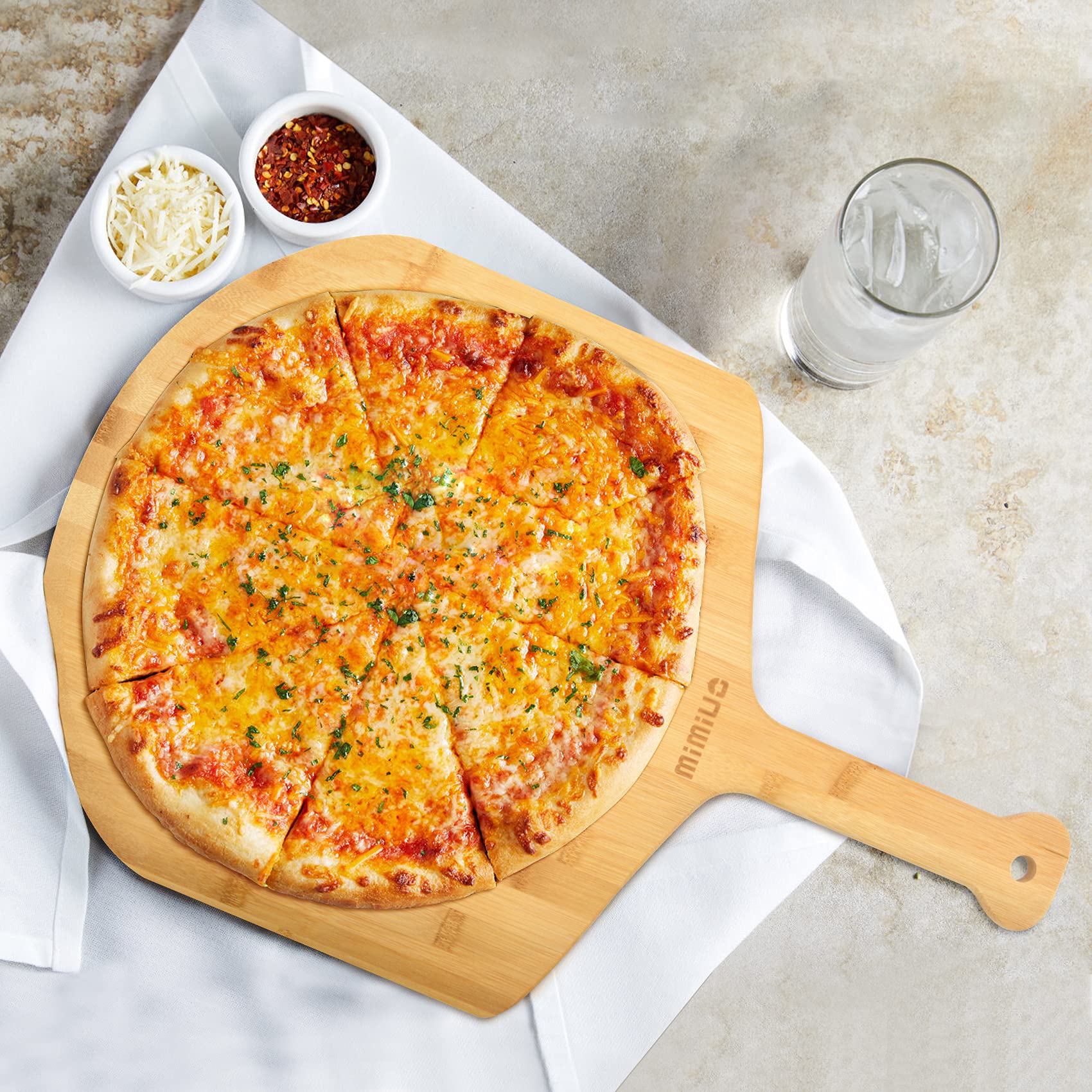 Gift-ready Mimiuo bamboo pizza peel adds charm for home bakers.