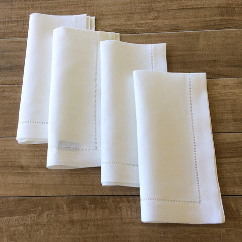 Minhcraft white linen napkins used in a wedding banquet setting