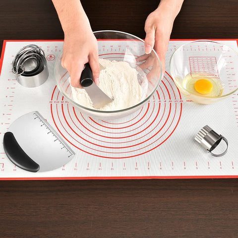 MINO ANT biscuit cutter with five sizes ideal for cookies and pastries.