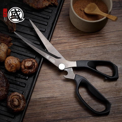 MITSUMOTO SAKARI titanium-plated finish reduces sticking and eases cleanup during cutting.
