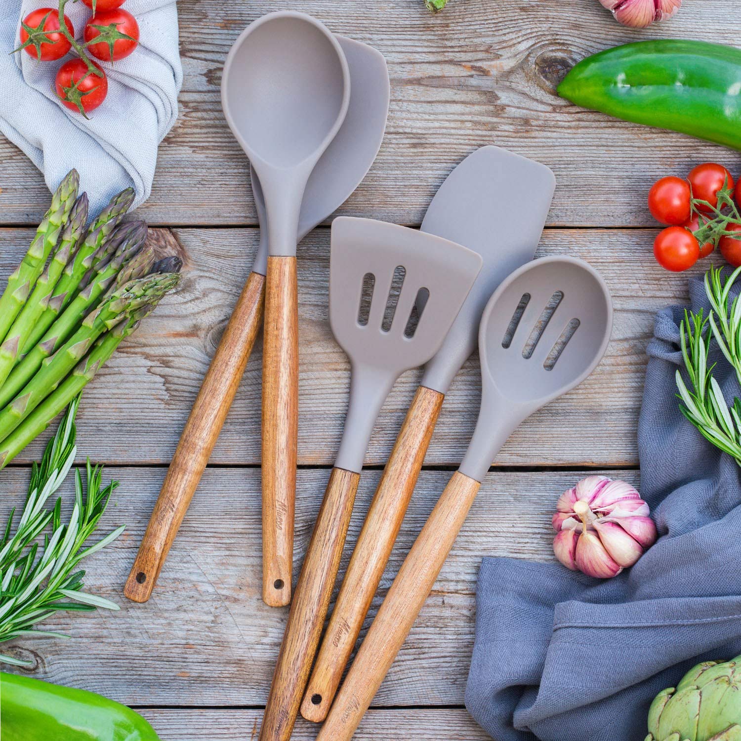 Miusco heat-resistant silicone illustration highlights safe high-heat use.