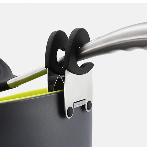 MogPnaMau spoon-spatula-fork clip keeps cooking tools within reach.