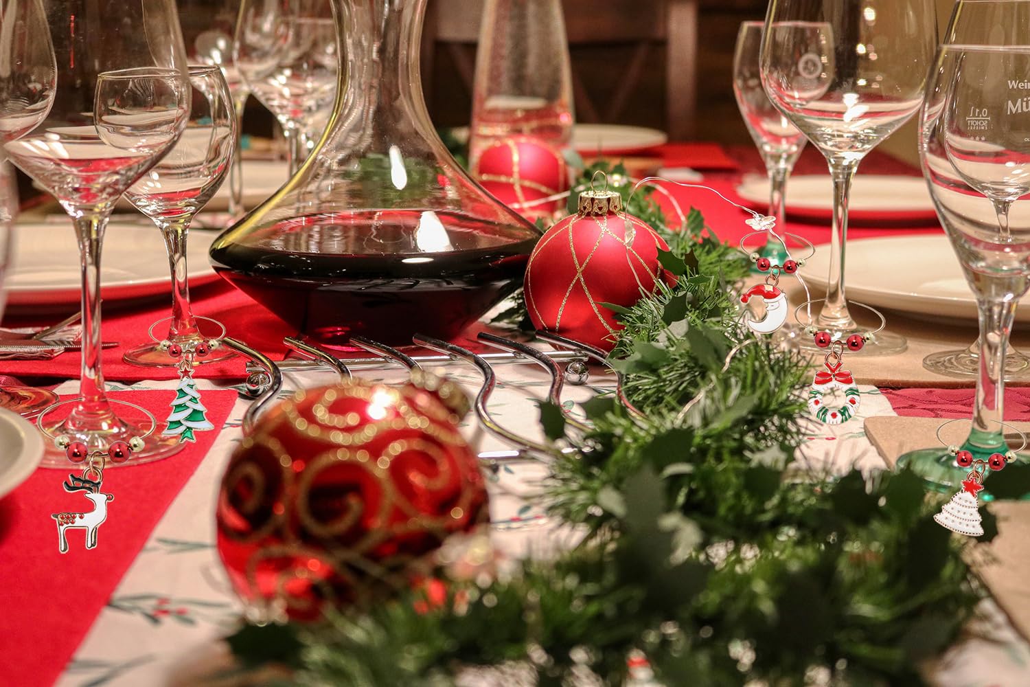 MOSNLEILA Santa hat charm helps guests track their wine with style.