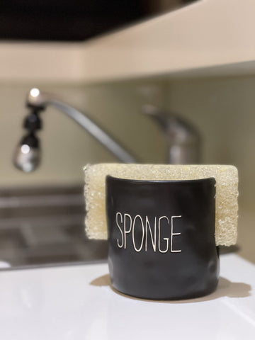 Mud Pie sponge holder provides a dedicated drying spot after dish duty.