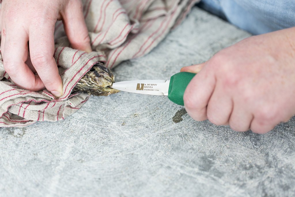Murphy Green ergonomic grip provides secure control during shellfish prep.