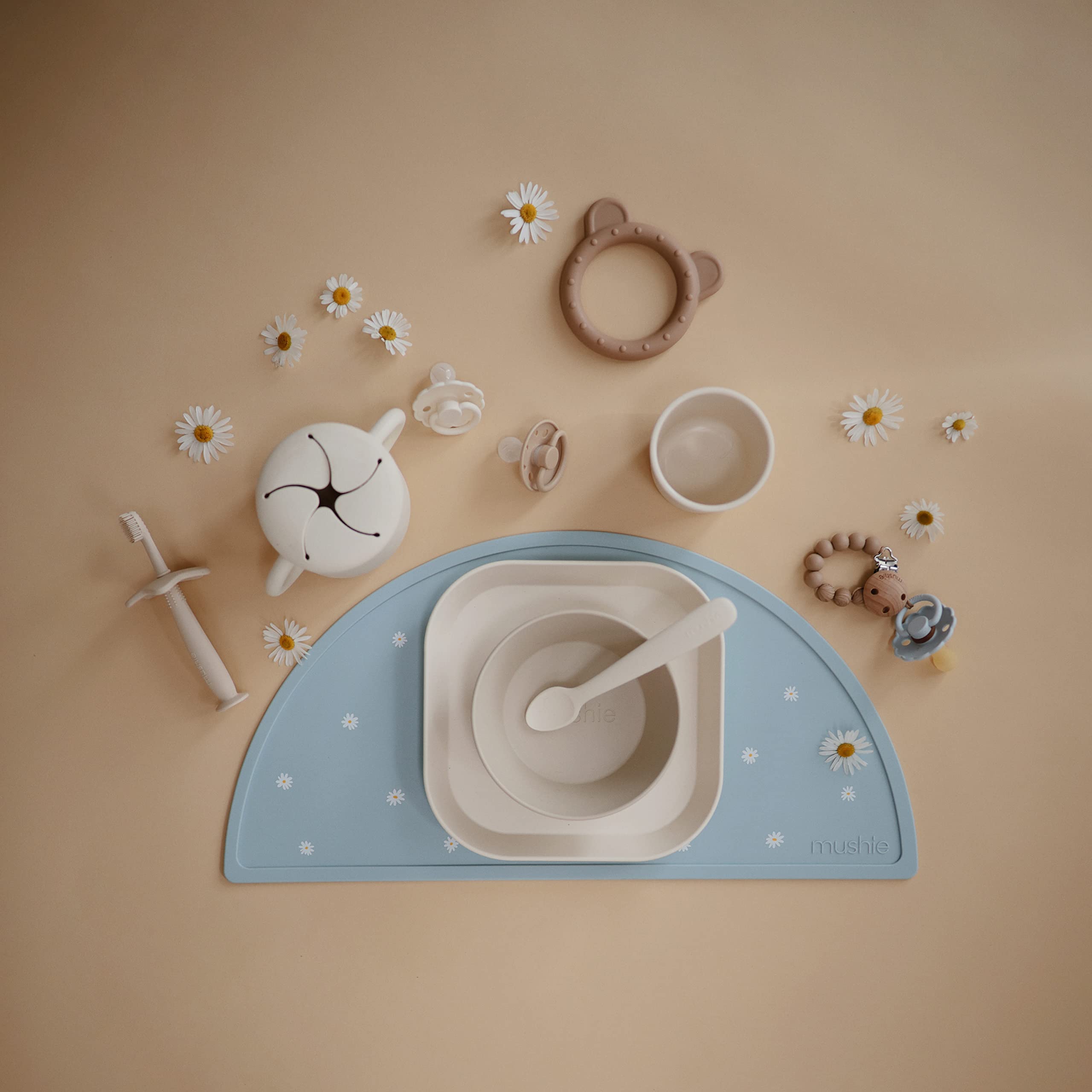 Mushie 225 ml ivory cup, ideal capacity for little drink portions.