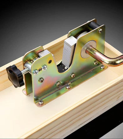 MxTong nutcracker ergonomic handle provides comfortable grip during use.