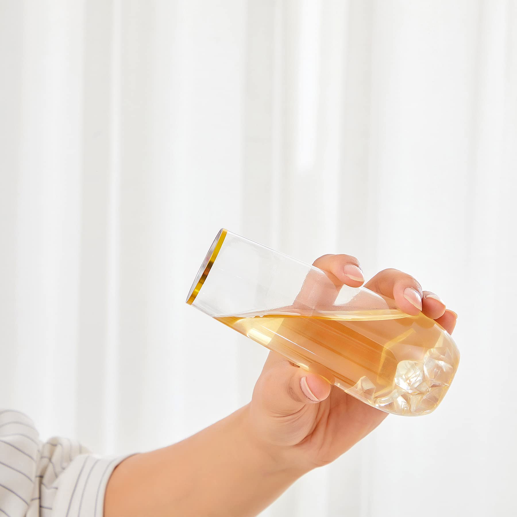 N9R disposable wedding champagne flutes for quick, tidy post-event cleanup.