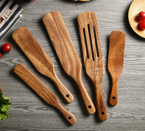 NAYAHOSE slotted spurtle in pot demonstrating smooth stirring
