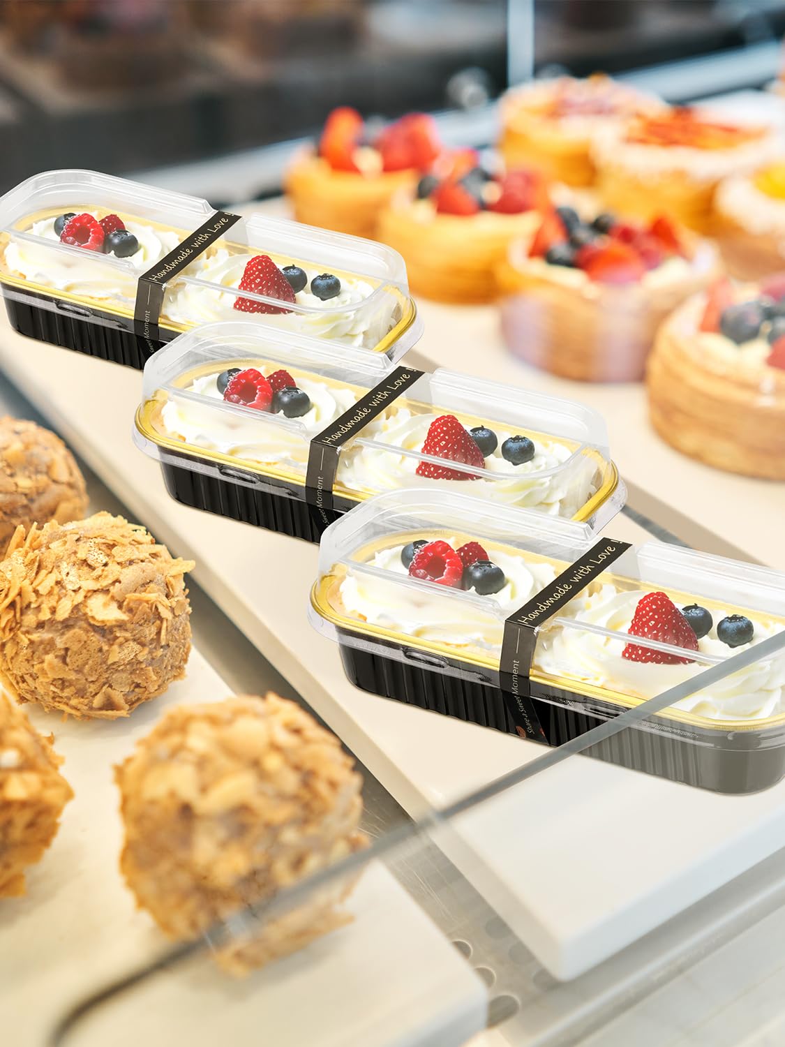 NEEBAKE snap-on lids keep pans secure during transport and fridge storage.