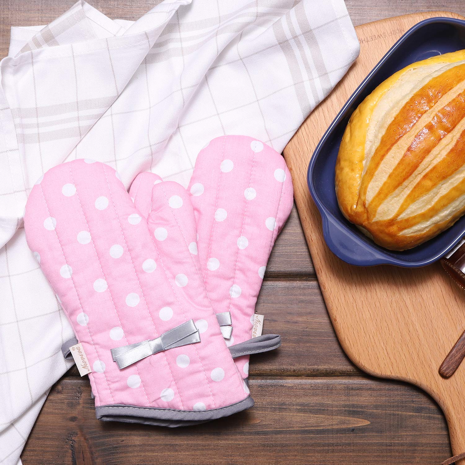 NEOVIVA heat-resistant oven mitts up to 450F protect hands during hot tray handling