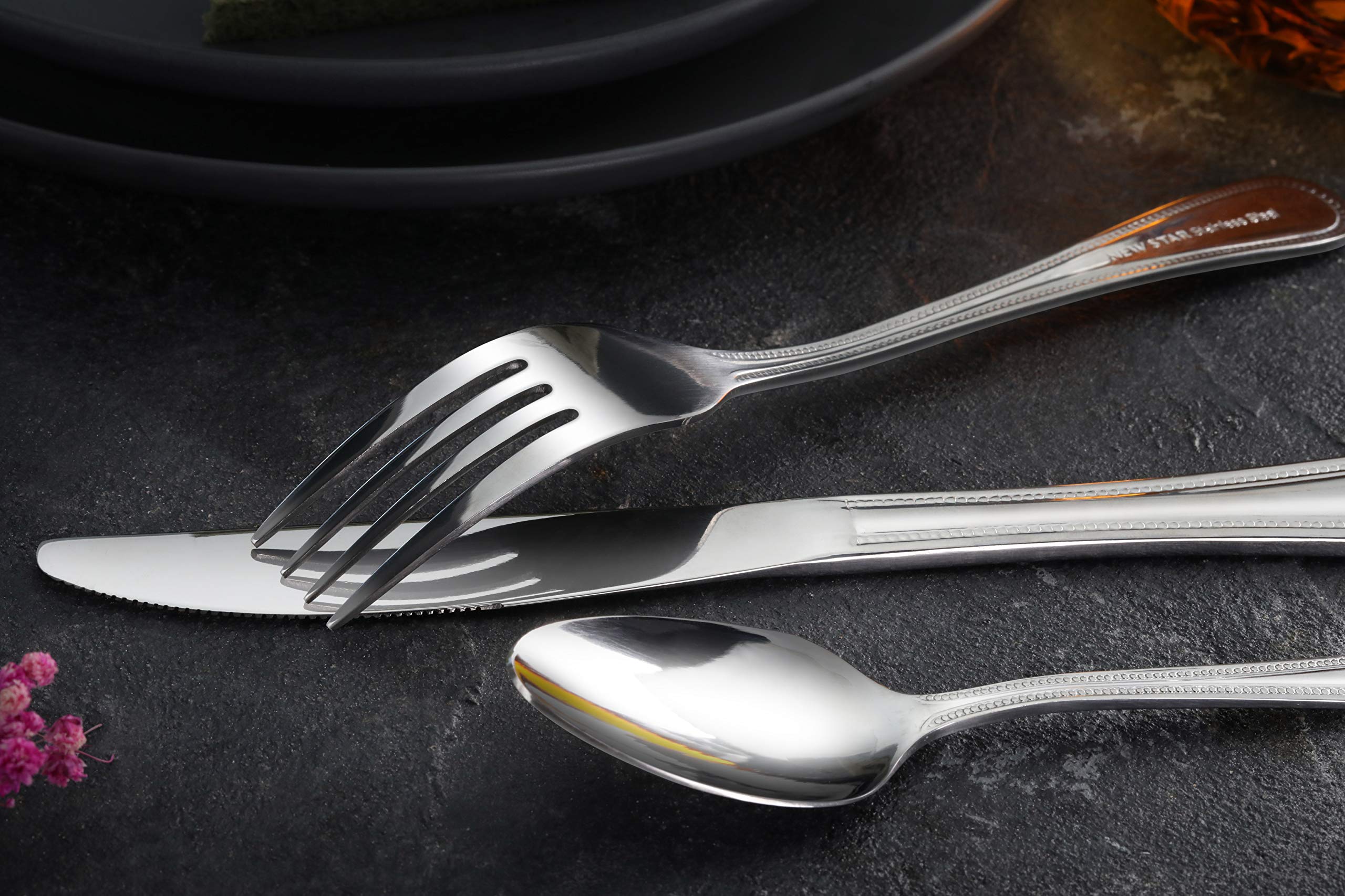 Bead-pattern dinner knife by New Star, suitable for casual to semi-formal meals.