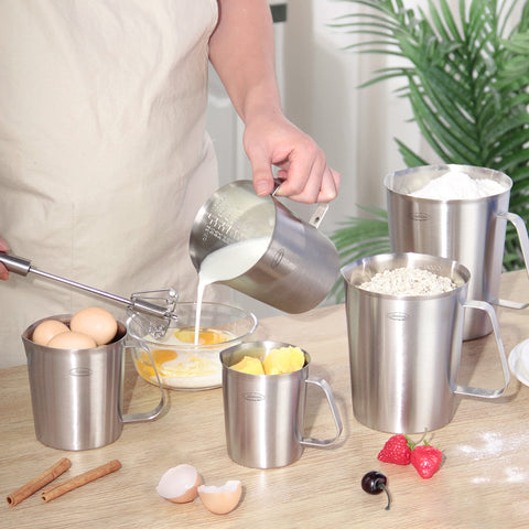 Newness measuring cup suited for pet food portions.