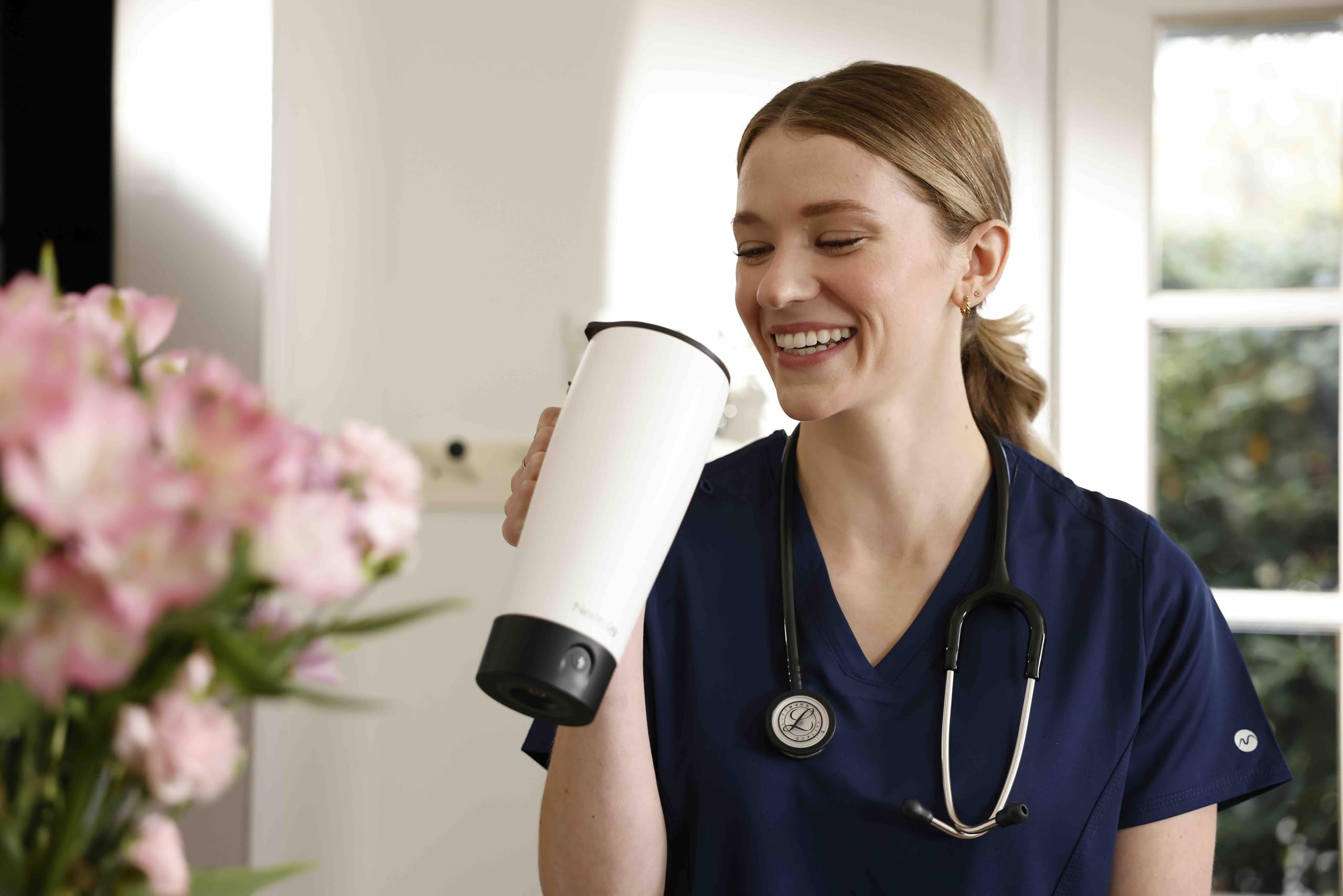 Nextmug Ultra docking coaster illustrating quick recharge.