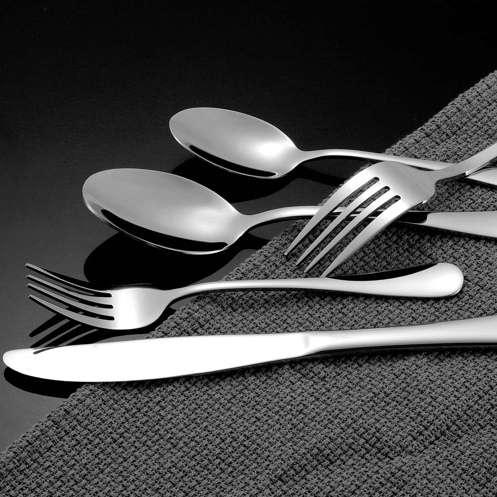 Nice Kitchen 12-seat service set ready for family dinners.