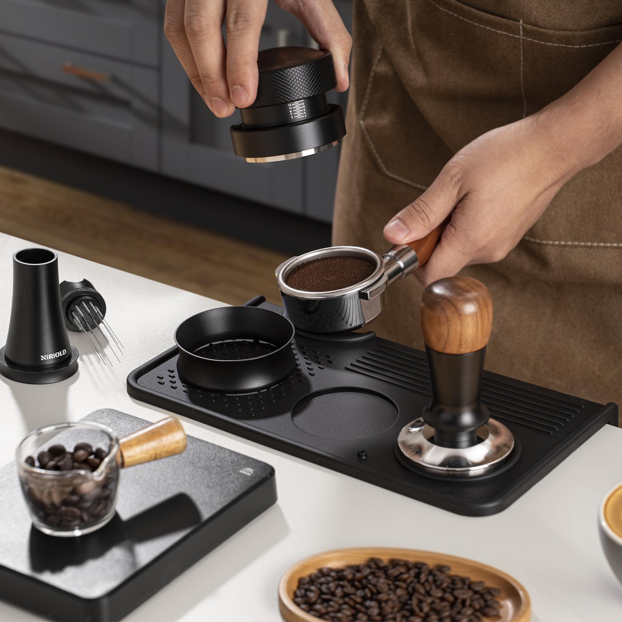 niriodl tamping mat with multi-slot design keeps tamper, distributor, and handles within reach.