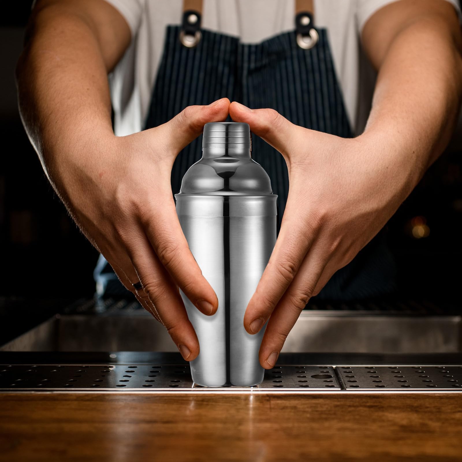 Nitial textured grip shaker top provides comfortable handling during mixing.