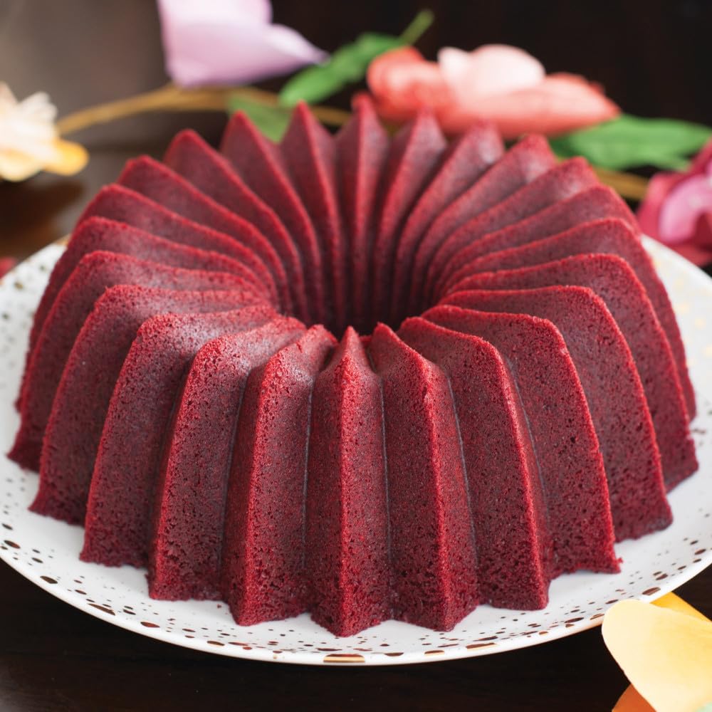 Nordic Ware Brilliance Bundt 10-cup gold 10-cup capacity overview