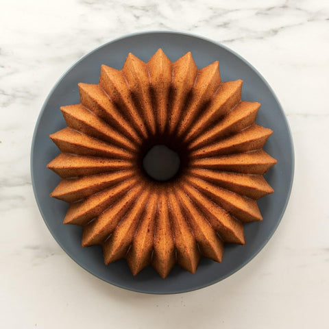 Nordic Ware Brilliance Bundt 10-cup gold cast aluminum build is durable