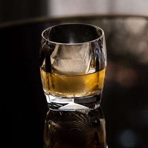 NORLAN Rauk whiskey pour scene captures ideal temperature control and aroma