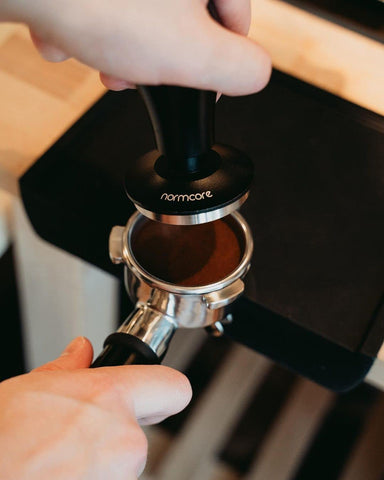 Normcore V4 anodized handle offers a comfortable grip during tamping.