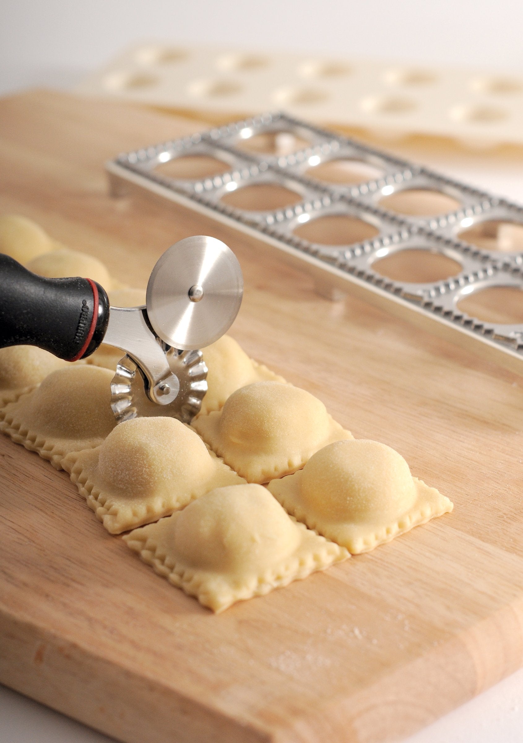 Norpro Grip-EZ close-up of fluted and flat blades for precise edges